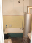 De badkamer in ons appartement, met houtgestookte boiler